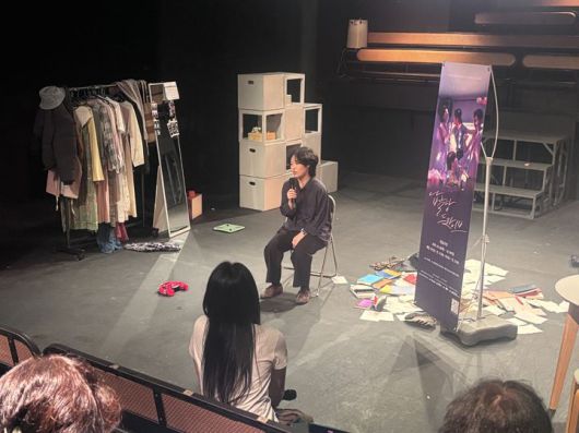 류이향 연출이 16일 서울 종로구 선돌극장에서 열린 연극 '납골당 드라이브' 프레스콜에서 질문에 답하고 있다. (사진=극단 고래 제공) *재판매 및 DB 금지