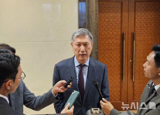 [베이징=뉴시스] 베이징특파원 공동취재단 = 노재헌 신임 주중대사가 16일 오후 중국 베이징 서우두국제공항에 도착해 특파원들과 만나 소감을 밝히고 있다. 2025.10.16 photo@newsis.com