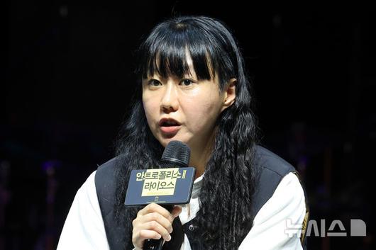 [서울=뉴시스] 박진희 기자 = '안트로폴리스 5부작'의 2부 '라이오스'(Laios) 각색·연출 김수정이 16일 서울 중구 국립극단 명동예술극장에서 기자간담회를 하고 있다. '안트로폴리스'는 고대 그리스 신화 속 '테베' 왕가의 비극을 탐구한 작품이다. 2025.10.16. pak7130@newsis.com