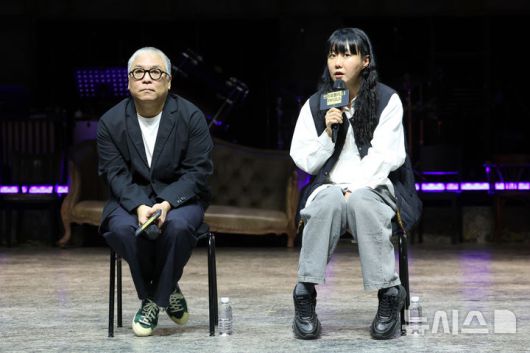 [서울=뉴시스] 박진희 기자 = '안트로폴리스 5부작'의 1부 '프롤로그/디오니소스'(Prolog/Dionysos)' 연출 윤한솔(왼쪽)과 2부 '라이오스'(Laios) 각색·연출 김수정이 16일 서울 중구 국립극단 명동예술극장에서 기자간담회를 하고 있다. '안트로폴리스'는 고대 그리스 신화 속 '테베' 왕가의 비극을 탐구한 작품이다. 2025.10.16. pak7130@newsis.com