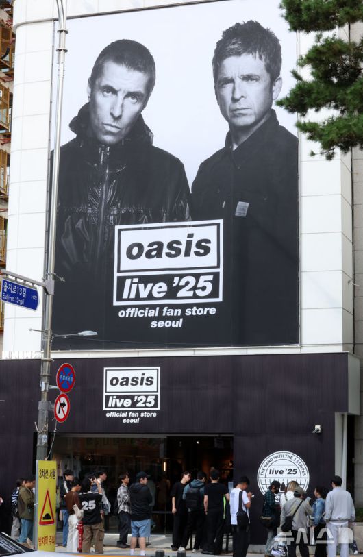 [서울=뉴시스] 이영환 기자 = 16일 오후 서울 중구 뉴스 뮤지엄(N:NEWS MUSEUM)에서 오아시스 라이브'25 팬 스토어(Oasis Live '25 Fan Store)가 운영되고 있다.오아시스 측에 따르면 팬 스토어는 이날부터 오는 26일까지 오전 11시부터 오후 8시까지 운영된다. 스토어에서는 티셔츠, 후디, 재킷 등 의류와 액세서리를 포함한 월드투어 '라이브 25' 공식 머천다이즈 풀 컬렉션과 함께 '아디다스 오리지널스 x 오아시스(adidas Originals x Oasis)' 협업 제품 일부도 선보인다. 2025.10.16. 20hwan@newsis.com