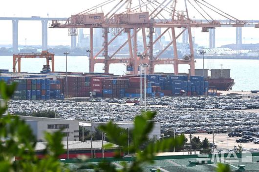 [평택=뉴시스] 김종택 기자 = 도널드 트럼프 미국 대통령의 '관세 전쟁'에 따른 한미 무역협상의 최종 타결이 가시권에 들어온 양상이다.대미 투자 구성·방식과 한미 통화 스와프 등 외환시장 안전장치에 대한 양측의 이견이 일정 부분 좁혀진 듯한 신호가 잇따르면서 가까운 시일 내 타결될 수 있으리라는 기대감이 커지고 있다.사진은 16일 경기 평택항에 수출용 자동차와 컨테이너가 쌓여 있는 모습. 2025.10.16. jtk@newsis.com