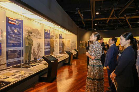 [서울=뉴시스] 백승주 전쟁기념사업회장과 스웨덴 빅토리아 왕세녀가 16일 오후 전쟁기념관 유엔실을 관람하고 있다. (사진=전쟁기념사업회 제공) 2025.10.17. photo@newsis.com *재판매 및 DB 금지