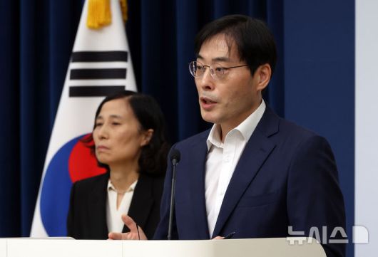 [세종=뉴시스] 강종민 기자 = 이용석 행안부 디지털정부혁신실장이 17일 세종시 정부세종청사에서 범정부 업무시스템인 '온나라시스템'에 지난 7월 외부 PC에서 접근한 정황을 확인, 유출 경위와 피해 영향도 등을 조사중이며 보안 강화를 시행중이라고 밝히고 있다. 2025.10.17. ppkjm@newsis.com