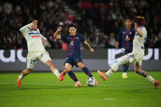 [파리=AP/뉴시스] 파리 생제르맹(PSG)의 이강인(가운데)이 17일(현지 시간) 프랑스 파리 파르크 데 프랭스에서 열린 2025-26 리그앙 8라운드 스트라스부르와 경기 중 공을 몰고 있다. 이강인은 풀타임을 소화하며 동점 골에 기여했고 PSG는 3-3 무승부를 기록했다. 2025.10.18.