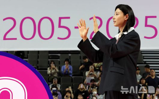 [인천=뉴시스] 이영환 기자 = 김연경이 18일 오후 인천 부평구 삼산월드체육관에서 열린 진에어 2025-2026 V리그 여자부 흥국생명과 정관장의 경기 종료 후 진행된 은퇴식에서 팬들에게 인사를 하고 있다. 2025.10.18. 20hwan@newsis.com