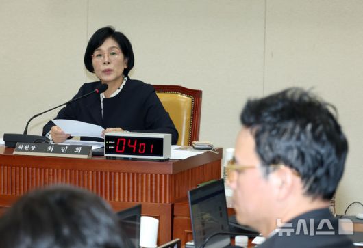 [서울=뉴시스] 고승민 기자 = 최민희 국회 과방위원장이 20일 서울 여의도 국회에서 열린 과학기술정보방송통신위원회의 방송미디어통신위원회 관련(YTN,TBS,연합뉴스TV) 국정감사에서 박정훈 국민의힘 의원 발언에 관해 신상발언을 하고 있다. 2025.10.20. kkssmm99@newsis.com