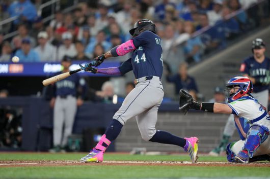 [토론토=AP/뉴시스] 시애틀 매리너스의 훌리오 로드리게스가 20일(현지 시간) 캐나다 토론토 로저스 센터에서 열린 2025 메이저리그 아메리칸리그 챔피언십 시리즈(ALCS·7전4선승제) 최종 7차전 토론토 블루제이스와 경기 3회 초 1점 홈런을 치고 있다. 2025.10.21.