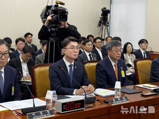 [서울=뉴시스]심지혜 기자 = 류제명 과학기술정보통신부 2차관(왼쪽)과 박윤규 정보통신산업진흥원장이 국회 과학기술정보방송통신위원회의 21일 해킹 관련 기관 대상 국정감사를 위해 출석해 대기하고 있다. 25.10.21. siming@newsis.com