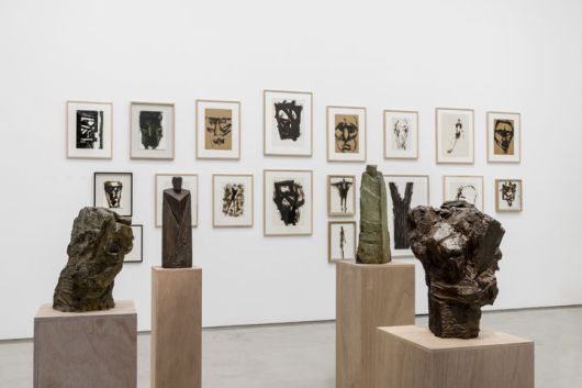 PKM갤러리 정현 개인전 전시 전경. 콜타르로 그린 드로잉과 청동 조각이 함께 선보인다. *재판매 및 DB 금지