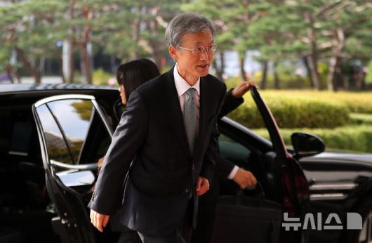 [서울=뉴시스] 김혜진 기자 = 조희대 대법원장이 지난 21일 서울 서초구 대법원으로 출근하고 있다. 2025.10.21. jini@newsis.com