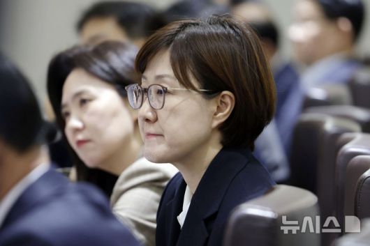 [서울=뉴시스] 최동준 기자 = 김현지 제1부속실장이 지난달 21일 서울 용산 대통령실 청사에서 열린 국무회의에 배석해 있다. 2025.10.21. photocdj@newsis.com