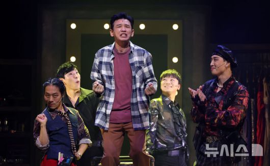 [서울=뉴시스] 김선웅 기자 = 배우 황정민이  21일 서울 송파구 샤롯데씨어터에서 열린 뮤지컬 미세스 다웃파이어 프레스콜에서 주요 장면을 시연하고 있다. 2025.10.21. mangusta@newsis.com