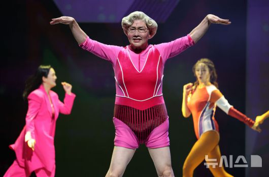 [서울=뉴시스] 김선웅 기자 = 배우 정상훈이 21일 서울 송파구 샤롯데씨어터에서 열린 뮤지컬 미세스 다웃파이어 프레스콜에서 주요 장면을 시연하고 있다. 2025.10.21. mangusta@newsis.com