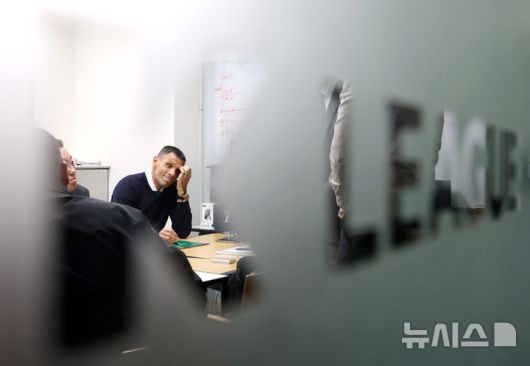 [서울=뉴시스] 조성우 기자 = 사회관계망서비스(SNS)를 통해 심판 판정에 불만을 제기해 한국프로축구연맹 상벌위원회에 넘겨진 거스 포옛 전북 현대 감독이 지난달 21일 오후 서울 종로구 축구회관에서 열린 상벌위원회에 출석하기 위해 대기하고 있다.포옛 감독은 지난 3일 제주월드컵경기장에서 열린 제주 SK와 전북의 리그 경기 이후 자신의 SNS에 심판 판정에 대한 불만을 토로했다. 2025.10.21. xconfind@newsis.com