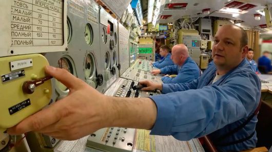 [모스크바=AP/뉴시스] 우크라이나 보안국(SBU)은 12월 15일 흑해 러시아 함대의 잠수함을 수중 드론으로 타격했다고 발표했지만 러시아군은 아무런 피해가 없다는 반박 성명을 내놓았다. 사진은 러 국방부가 제공한 핵잠수함 훈련시 내부 모습.  2025. 12. 16.