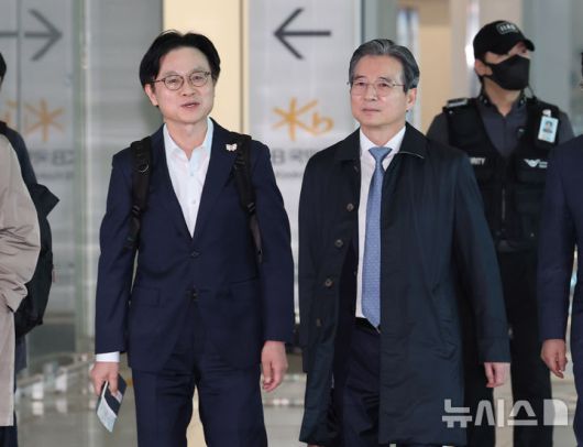 [인천공항=뉴시스] 배훈식 기자 = 김용범(오른쪽) 대통령비서실 정책실장과 김정관 산업통상부 장관이 22일 오전 인천국제공항에서 한미 관세협상 후속 협의를 위해 미국으로 출국하고 있다. 2025.10.22. dahora83@newsis.com