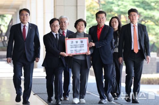 [서울=뉴시스] 황준선 기자 = 조배숙 국민의힘 사법정의수호 및 독재저지특별위원장이 22일 오전 서울 서초구 서울중앙지방검찰청에서 민중기 특별검사를 자본시장법위반과 직권남용 등의 혐의로 고발하기 위해 이동하고 있다. 2025.10.22. hwang@newsis.com