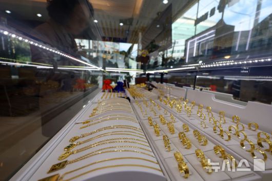 [서울=뉴시스] 조성우 기자 = 국제 금값이 12년 만에 최대 낙폭을 기록한 22일 서울 종로구 한국금거래소에서 고객이 금 제품을 살펴보고 있다.전날 뉴욕상품거래소(COMEX)에서 12월물 금 선물 가격은 트로이온스당 4109.1달러로 마감하며, 하루 만에 5.74% 급락했다. 이날 낙폭은 2013년 이후 12년만에 가장 컸다. 2025.10.22. xconfind@newsis.com