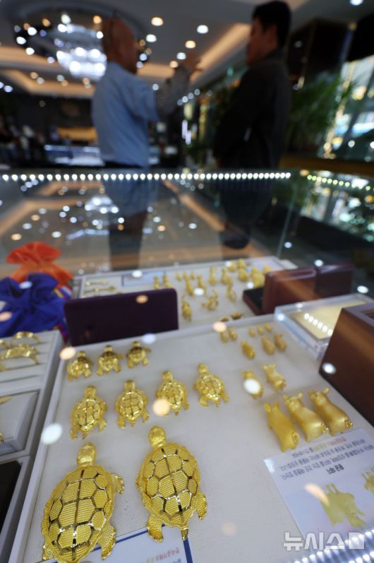 [서울=뉴시스] 조성우 기자 = 국제 금값이 12년 만에 최대 낙폭을 기록한 22일 서울 종로구 한국금거래소에 금 제품이 진열돼 있다.전날 뉴욕상품거래소(COMEX)에서 12월물 금 선물 가격은 트로이온스당 4109.1달러로 마감하며, 하루 만에 5.74% 급락했다. 이날 낙폭은 2013년 이후 12년만에 가장 컸다. 2025.10.22. xconfind@newsis.com