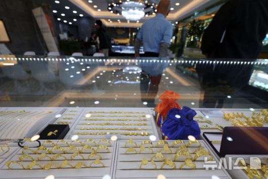 [서울=뉴시스] 조성우 기자 = 국제 금값이 12년 만에 최대 낙폭을 기록한 22일 서울 종로구 한국금거래소에 금 제품이 진열돼 있다.전날 뉴욕상품거래소(COMEX)에서 12월물 금 선물 가격은 트로이온스당 4109.1달러로 마감하며, 하루 만에 5.74% 급락했다. 이날 낙폭은 2013년 이후 12년만에 가장 컸다. 2025.10.22. xconfind@newsis.com