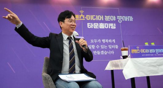 [서울=뉴시스] 김영훈 고용노동부 장관이 지난해 10월 22일 서울 마포구 서울미디어노동자쉼터에서 열린 컨텐츠·미디어 분야 종사자 타운홀 미팅에 참석해 발언하고 있다. (사진=고용노동부 제공) 2025.10.22. photo@newsis.com *재판매 및 DB 금지