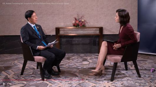 [세종=뉴시스] 사진은 지난 22일 유튜브에 공개된 구윤철 경제부총리 겸 기획재정부 장관과 블룸버그TV와의 인터뷰 모습. (사진=블룸버그TV 유튜브 캡처) 2025.10.23. photo@newsis.com *재판매 및 DB 금지