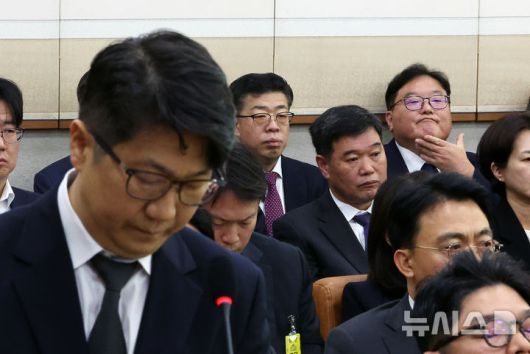 [서울=뉴시스] 김명년 기자 = 엄희준 광주고검 검사가 지난 10월 23일 오전 서울 여의도 국회 법제사법위원회에서 열린 서울고등검찰청-서울중앙지방검찰청 등에 대한 국정감사에서 문지석 광주지검 부장검사의 답변을 듣고 있다. 2025.12.25. kmn@newsis.com