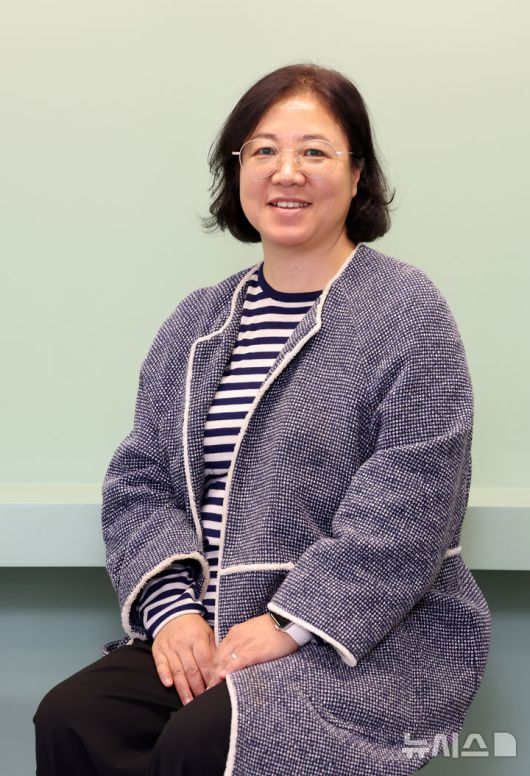 [서울=뉴시스] 배훈식 기자 = 뮤지컬 '빨래' 추민주 연출가가 23일 오후 서울 종로구 씨에이치수박 사무실에서 뉴시스와 인터뷰 전 포즈를 취하고 있다. 2025.10.23. dahora83@newsis.com