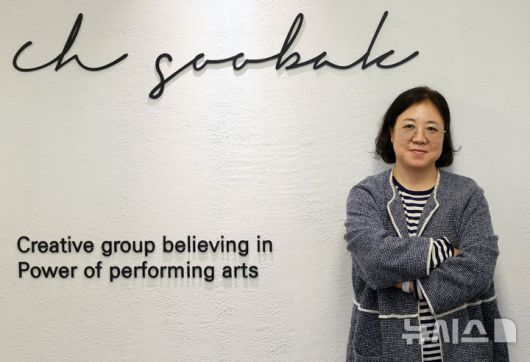 [서울=뉴시스] 배훈식 기자 = 뮤지컬 '빨래' 추민주 연출가가 23일 오후 서울 종로구 씨에이치수박 사무실에서 뉴시스와 인터뷰 전 포즈를 취하고 있다. 2025.10.23. dahora83@newsis.com