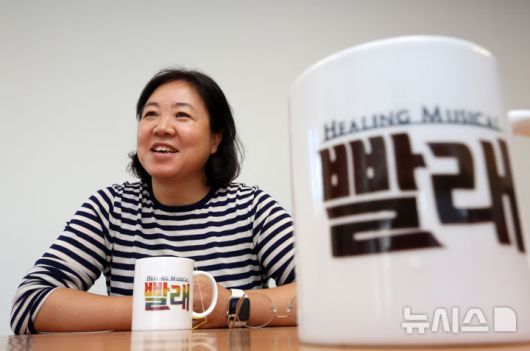 [서울=뉴시스] 배훈식 기자 = 뮤지컬 '빨래' 추민주 연출가가 23일 오후 서울 종로구 씨에이치수박 사무실에서 뉴시스와 인터뷰하고 있다. 2025.10.23. dahora83@newsis.com