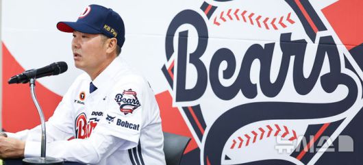 [서울=뉴시스] 최진석 기자 = 프로야구 두산 베어스 제12대 사령탑으로 부임한 김원형 감독이 23일 서울 잠실야구장에서 열린 취임식에서 발언하고 있다. 2025.10. 23. myjs@newsis.com