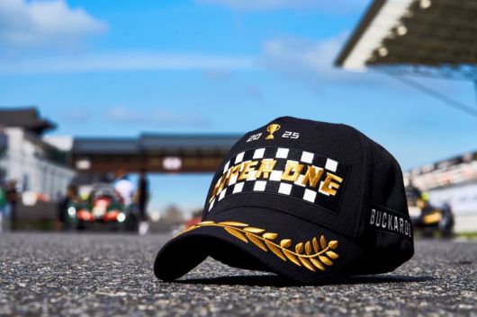 [서울=뉴시스] 한세엠케이가 전개하는 프리미엄 데님 브랜드 버커루는 모터스포츠 리그 슈퍼레이스와 함께 '2025 오네(O-NE) 슈퍼레이스 챔피언십'의 챔피언 모자를 발매했다.(사진=한세엠케이 제공) *재판매 및 DB 금지