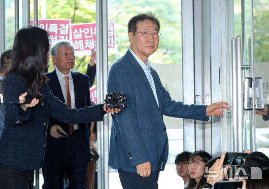 [서울=뉴시스] 김혜진 기자 = 박성재 전 법무부장관이 24일 오전 서울 서초구 순직해병 특별검사팀(특별검사 이명현)에 피의자 조사를 받기 위해 출석하고 있다  2025.10.24 jini@newsis.com