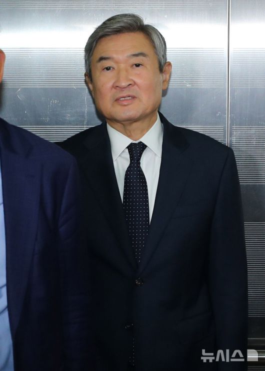 [서울=뉴시스] 김혜진 기자 = 조태용 전 국가안보실장이 24일 오전 서울 서초구 순직해병 특별검사팀(특별검사 이명현)에 피의자 조사를 받기 위해 출석하고 있다  2025.10.24 jini@newsis.com