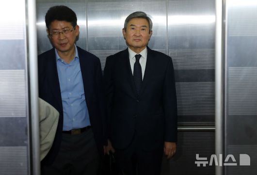 [서울=뉴시스] 김혜진 기자 = 조태용 전 국가안보실장이 24일 오전 서울 서초구 순직해병 특별검사팀(특별검사 이명현)에 피의자 조사를 받기 위해 출석하고 있다  2025.10.24 jini@newsis.com