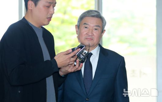 [서울=뉴시스] 김혜진 기자 = 조태용 전 국가안보실장이 24일 오전 서울 서초구 순직해병 특별검사팀(특별검사 이명현)에 피의자 조사를 받기 위해 출석하고 있다  2025.10.24 jini@newsis.com