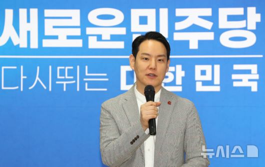 [제주=뉴시스] 우장호 기자 = 김한규 더불어민주당 의원이 지난해 10월 25일 오전 제주시 이도2동에 위치한 민주당 도당사에서 열린 핵심 당원 간담회에서 인사말을 하고 있다. 2025.10.25. woo1223@newsis.com