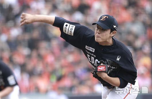 [서울=뉴시스] 정병혁 기자 = 26일 서울 송파구 잠실야구장에서 열린 2025 KBO 한국시리즈 1차전 한화 이글스와 LG 트윈스의 경기, 한화 선발 문동주가 공을 던지고 있다. 2025.10.26. jhope@newsis.com