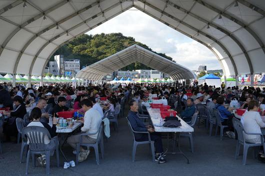 [통영=뉴시스] 신정철 기자= '2025 통영어부장터축제'가 지난 24일부터 26일까지 통영시 도남동 트라이애슬론광장에서 개최된 가운데 무려 32만명의 인파가 몰리며 3일 내내 발 디딜 틈 없이 붐볐다.사진은 '2025 통영어부장터축제' 축제장 모습.(사진=통영시 제공).2025.10.27. photo@newsis.com *재판매 및 DB 금지