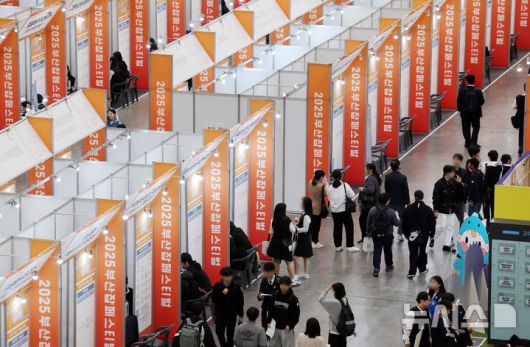 [부산=뉴시스] 하경민 기자 = 사진은 '2025 부산 잡(JOB) 페스티벌'이 열렸던 지난해 10월27일 부산 해운대구 벡스코 제1전시장에서 구직자들이 구인업체 부스에서 현장면접을 보거나 채용상담을 하고 있는 모습. 2025.10.27. yulnetphoto@newsis.com
