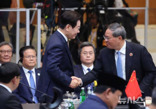[쿠알라룸푸르=뉴시스] 고범준 기자 = 이재명 대통령과 리창 중국 총리가 27일(현지 시간) 말레이시아 쿠알라룸푸르 컨벤션 센터에서 열린 아세안+3(한중일) 정상회의에서 악수하고 있다. 2025.10.27. bjko@newsis.com