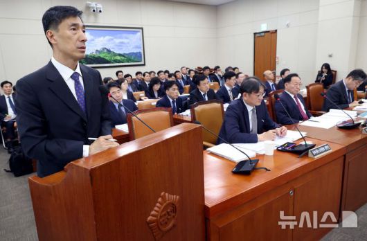 [서울=뉴시스] 조성봉 기자 = 손필훈 고용노동부 기획조정실장이 27일 오후 서울 여의도 국회 기후에너지환경노동위원회에서 열린 경제사회노동위원회 등에 대한 국정감사에서 의원 질의에 답변하고 있다. 2025.10.27. suncho21@newsis.com