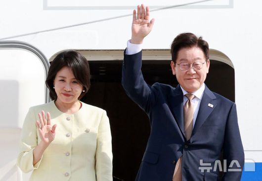 [쿠알라룸푸르=뉴시스] 고범준 기자 = 아세안 정상회의 일정을 마친 이재명 대통령과 김혜경 여사가 27일(현지 시간) 말레이시아 쿠알라룸푸르 국제공항에서 공군1호기에 탑승해 인사하고 있다. 2025.10.27. bjko@newsis.com