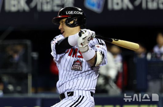 [서울=뉴시스] 최진석 기자 = 27일 오후 서울 송파구 잠실야구장에서 열린 2025 KBO 한국시리즈 2차전 한화 이글스와 LG 트윈스의 경기, 2회말 무사 만루 LG 박동원이 2타점 안타를 치고 있다. 2025.10.27. myjs@newsis.com