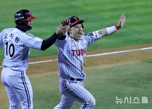 [서울=뉴시스] 홍효식 기자 = 27일 오후 서울 송파구 잠실야구장에서 열린 2025 KBO 한국시리즈 2차전 한화 이글스와 LG 트윈스의 경기, 2회말 무사 2,3루 LG 구본혁의 1루타때 홈인한 2루주자 박동원이 오지환과 기뻐하고 있다. 2025.10.27. yesphoto@newsis.com