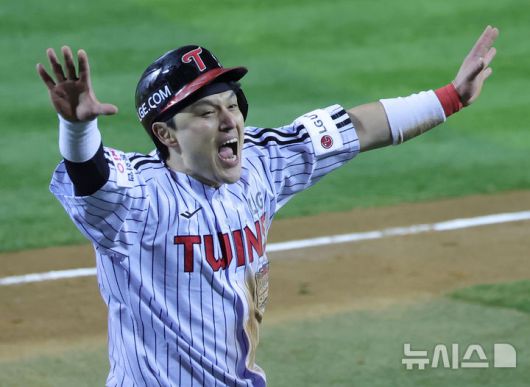[서울=뉴시스] 홍효식 기자 = 27일 오후 서울 송파구 잠실야구장에서 열린 2025 KBO 한국시리즈 2차전 한화 이글스와 LG 트윈스의 경기, 2회말 무사 2,3루 LG 구본혁의 1루타때 홈인한 2루주자 박동원이 오지환과 기뻐하고 있다. 2025.10.27. yesphoto@newsis.com