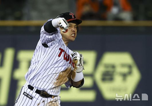 [서울=뉴시스] 김근수 기자 = 27일 오후 서울 송파구 잠실야구장에서 열린 2025 KBO 한국시리즈 2차전 한화 이글스와 LG 트윈스의 경기, 2회말 만루 상황에서 LG박동원이 2타점 2루타를 치고 기뻐하고 있다. 2025.10.27. ks@newsis.com