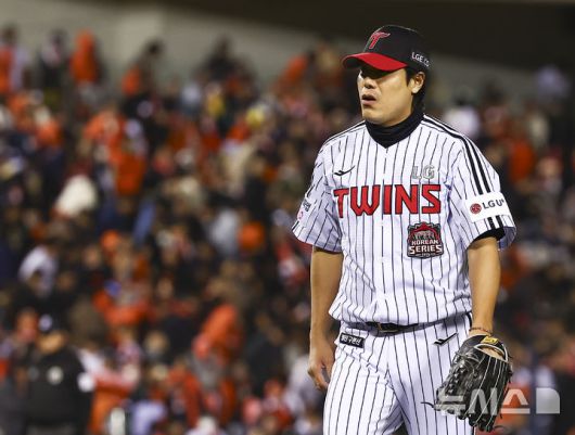 [서울=뉴시스] 김근수 기자 = 27일 오후 서울 송파구 잠실야구장에서 열린 2025 KBO 한국시리즈 2차전 한화 이글스와 LG 트윈스의 경기, 4회초 2사 만루상황에서 무실점으로 마무리한 LG 세번째 투수 김진성이 덕아웃으로 들어가고 있다. 2025.10.27. ks@newsis.com
