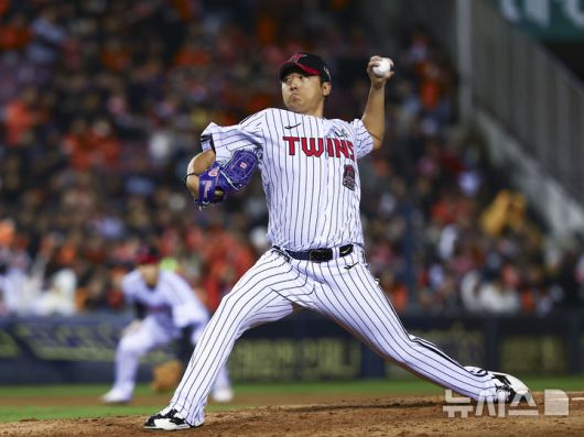 [서울=뉴시스] 김근수 기자 = 27일 오후 서울 송파구 잠실야구장에서 열린 2025 KBO 한국시리즈 2차전 한화 이글스와 LG 트윈스의 경기, 6회초 LG 송승기가 공을 던지고 있다. 2025.10.27. ks@newsis.com